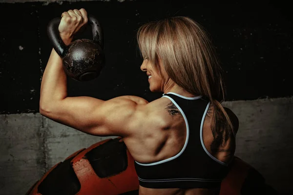 Jovem Mulher Muscular Fazendo Exercício Swing Com Kettlebell Ginásio — Fotografia de Stock