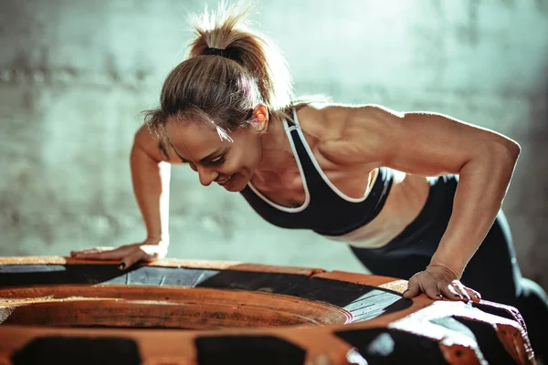 Mujer Muscular Joven Haciendo Ejercicio Push Neumático Entrenamiento Duro Gimnasio — Foto de Stock