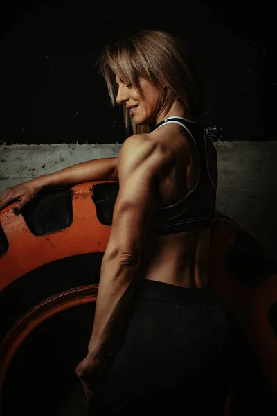 Junge Muskulöse Frau Ruht Sich Nach Dem Training Fitnessstudio Aus — Stockfoto
