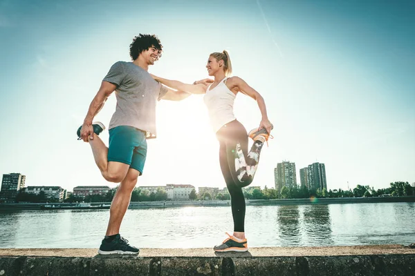 Unga Lyckliga Paret Gör Stretching Utöva Genom Floden Vid Soluppgången — Stockfoto