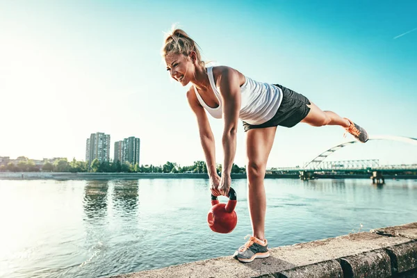 Fitness Mladá Žena Která Dělá Cvičení Kettlebell Zdi Řeky Při — Stock fotografie