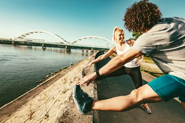 Joven Pareja Feliz Haciendo Ejercicio Estiramiento Por Río Amanecer —  Fotos de Stock