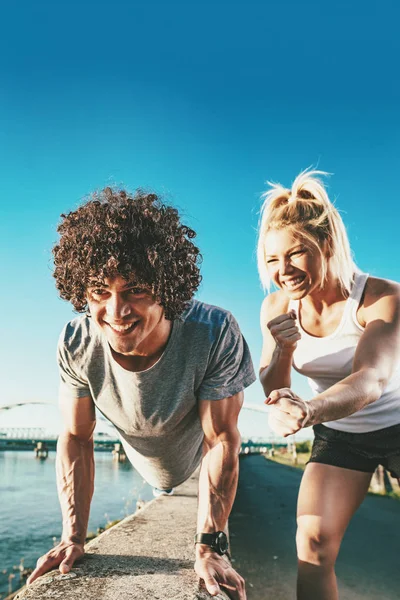 Unga Fitness Par Gör Träning Floden Vid Solnedgången — Stockfoto