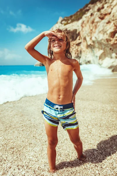Chlapec Stál Písečné Pláži Skalnatého Útesu Pozadí — Stock fotografie