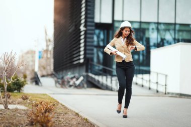 Beyaz kask tutan planları ile genç mühendis kadın portresi