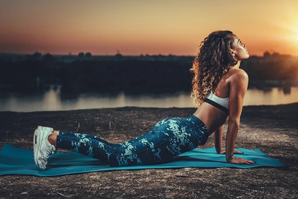 Joven Mujer Fitness Haciendo Ejercicio Yoga Fondo Del Atardecer —  Fotos de Stock