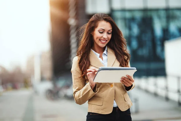 Jovem Empresária Segurando Tablet Fundo Cidade Urbana — Fotografia de Stock