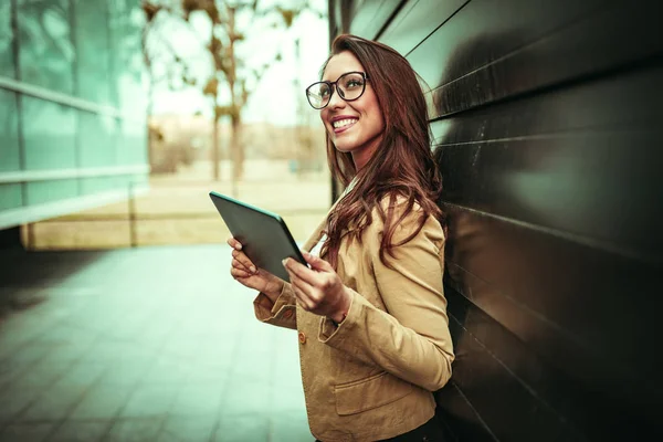 Genç Başarılı Gülümseyen Kadın Ofis Bölgesinde Dijital Tablet Tutarak — Stok fotoğraf