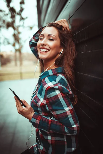 Giovane Donna Sorridente Che Ascolta Musica Smartphone Nel Distretto Degli — Foto Stock