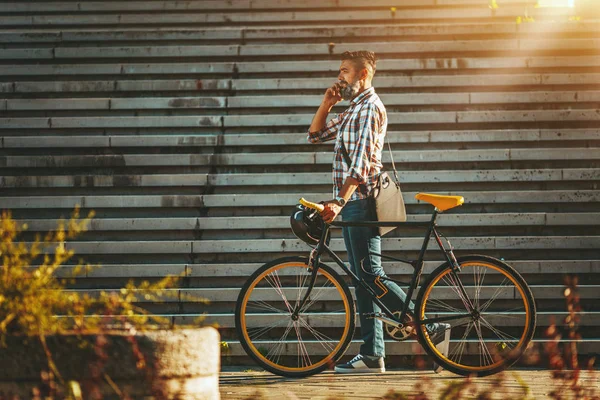 Hombre Negocios Casual Pie Junto Bicicleta Uso Teléfonos Inteligentes —  Fotos de Stock