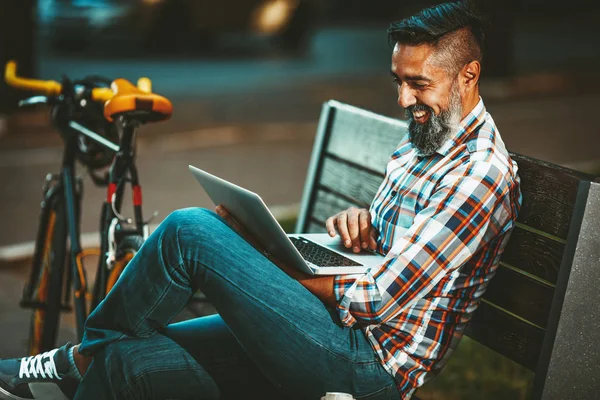 Usmívající Muž Sedí Lavičce Práci Notebooku — Stock fotografie