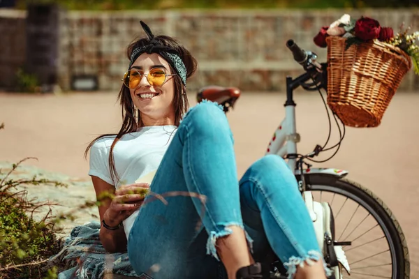 Sonriente Mujer Joven Acostada Una Pequeña Pared Ciudad Lado Bicicleta —  Fotos de Stock