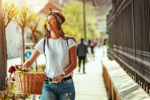 Genç Kadın Binicilik Bisiklet Şehir Yaz Güneşli Bir Günde Sokak — Stok fotoğraf