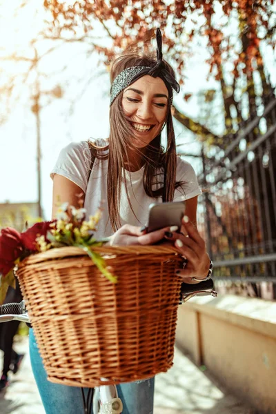 Mladá Žena Kolo Květinový Koš Pomocí Smartphonu — Stock fotografie