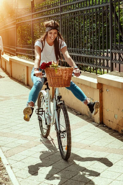 Jeune Femme Vélo Long Rue Ville Été Journée Ensoleillée — Photo