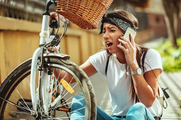 Ung Kvinna Huk Bredvid Cykel Kontroll Ratten Cykel — Stockfoto