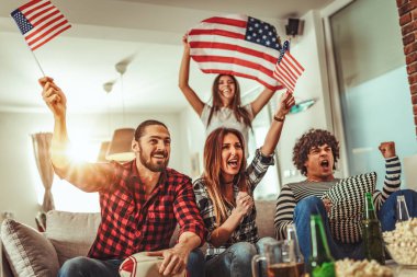 Evde bira ile futbol maçı izlerken arkadaşlar 