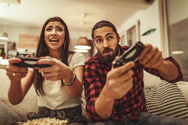 Heyecanlı çift iskambil video spor evde kanepede