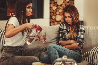 Genç kadın bir cam su vererek vurguladı arkadaş 