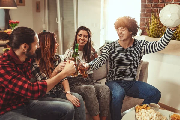 Vrienden Kijken Naar Voetbalspel Met Bier Thuis — Stockfoto