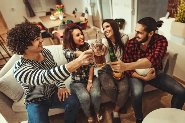 Amigos Viendo Partido Fútbol Con Cerveza Casa —  Fotos de Stock