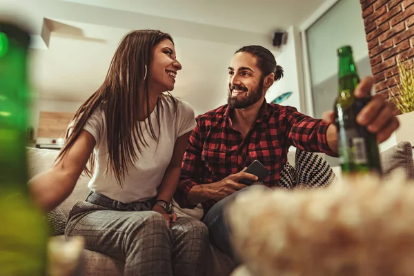 Pareja Emocionada Jugando Videojuegos Bebiendo Cerveza Casa Sofá —  Fotos de Stock