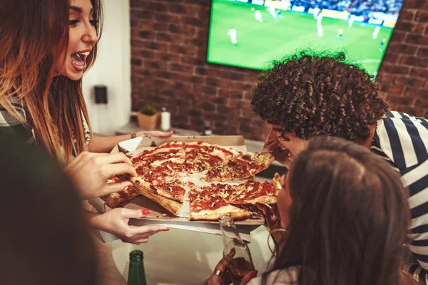 Grupo Amigos Alegres Divirtiéndose Comiendo Pizza Casa — Foto de Stock