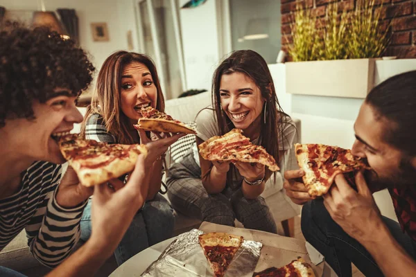 Groep Van Vrolijke Vrienden Met Plezier Pizza Eten Thuis — Stockfoto