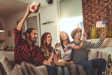 Evde bira ile futbol maçı izlerken arkadaşlar 