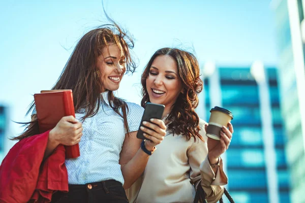 Twee Jonge Vrouwen Communiceren Smartphone Koffiepauze — Stockfoto