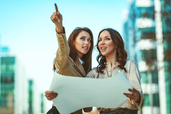 Donne Affari Possesso Documenti Cartacei Sfondo Urbano — Foto Stock