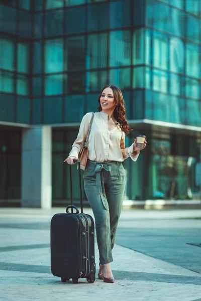 Jeune Femme Buvant Café Portant Une Valise Dans Quartier Bureau — Photo