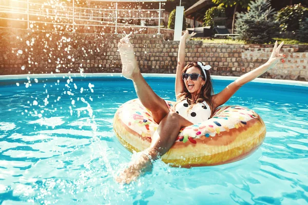 Молодая Женщина Плавающая Надувном Пончике Бассейне — стоковое фото