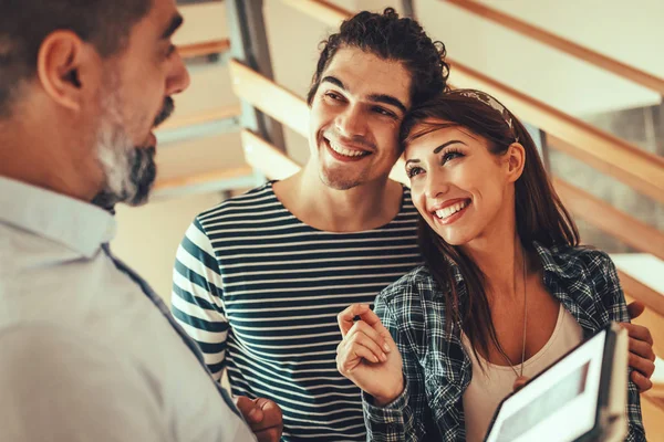 Estate Agent Showing New House Couple Buyers — Stock Photo, Image