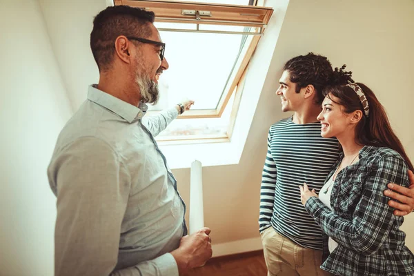 Agente Imobiliário Mostrando Casa Para Casal Compradores — Fotografia de Stock