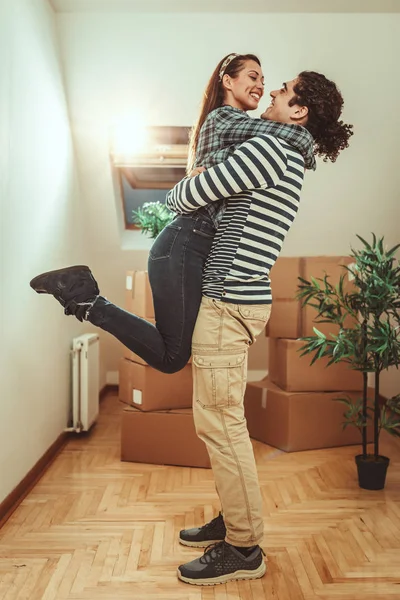 拥抱在新公寓的年轻夫妇 — 图库照片