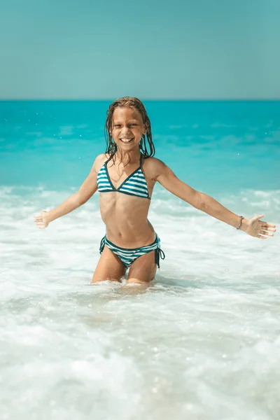 Kleines Mädchen Hat Spaß Den Wellen — Stockfoto
