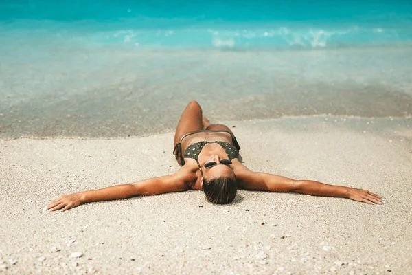 Jovem Mulher Maiô Posando Praia — Fotografia de Stock