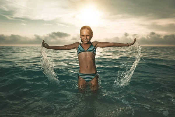 Mała Dziewczynka Zabawy Fale Morza — Zdjęcie stockowe