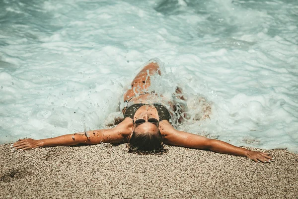 Młoda Kobieta Strój Kąpielowy Pozowanie Plaży — Zdjęcie stockowe