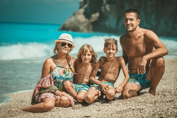 Junge Familie Mit Kleinen Kindern Hat Spaß Sandstrand — Stockfoto