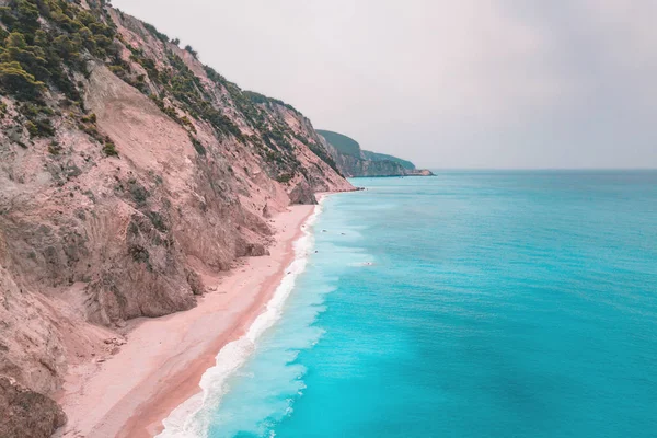 Türkisfarbenes Meerwasser Mit Wilder Küste Und Wellen Die Sandstrand Erreichen — Stockfoto