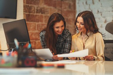 Genç başarılı işkadınları ofiste bilgisayarda yeni bir proje analiz