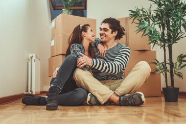 Genç çift yeni evime taşınmaya