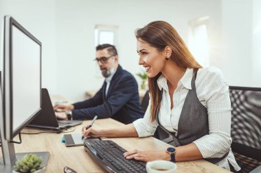 Yaratıcı bussinesteam ofiste yeni proje üzerinde çalışıyor