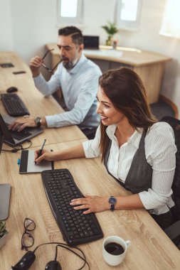 Yaratıcı bussinesteam ofiste yeni proje üzerinde çalışıyor