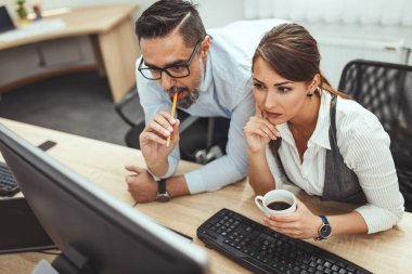 Yaratıcı bussinesteam ofiste yeni proje üzerinde çalışıyor