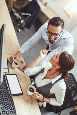 Yaratıcı bussinesteam ofiste yeni proje üzerinde çalışıyor