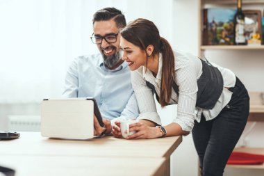 Ofiste dijital tablet kullanan genç başarılı tasarımcılar