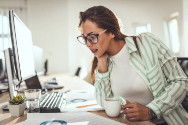 Ofiste bilgisayar üzerinde çalışan genç ciddi penis işkadını